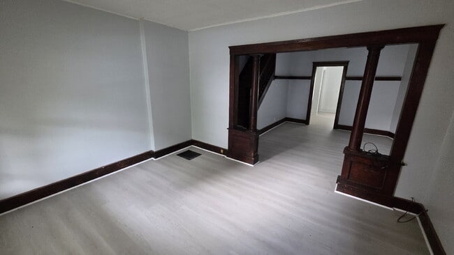 Building Photo - 3 Bedroom with Finished Attic Space/4th Room! Move in special-reduxed security deposit!! Unit 2 Right