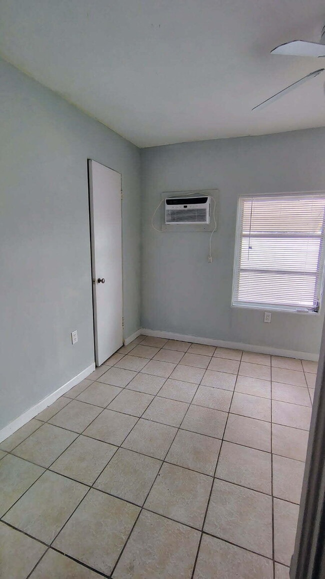 Photo - 1231 N F St