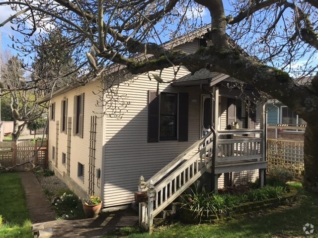 Building Photo - West Seattle Highland Park Home