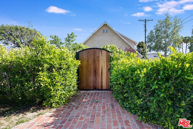 Photo - 15242 La Maida St
