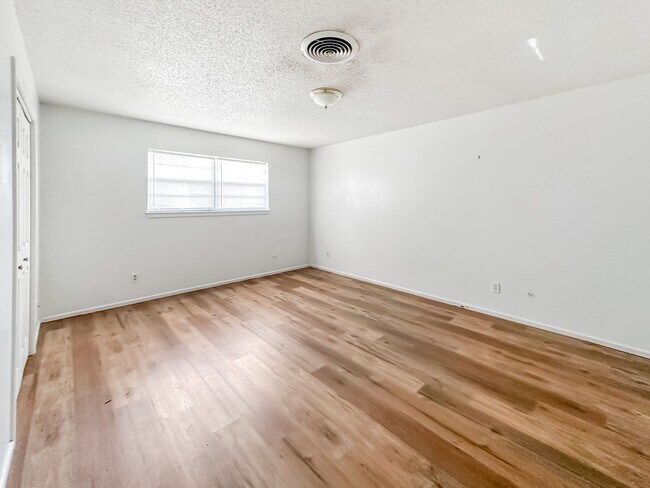 Photo - 709 E Sunset Cir
