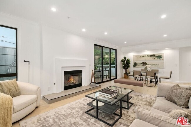 Building Photo - 656 N W Knoll Dr Unit 203 Rental
