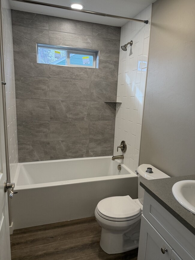 Photo - 1525 Baker St NE