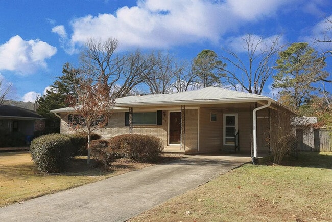 Building Photo - 3 bedroom 2 bathroom