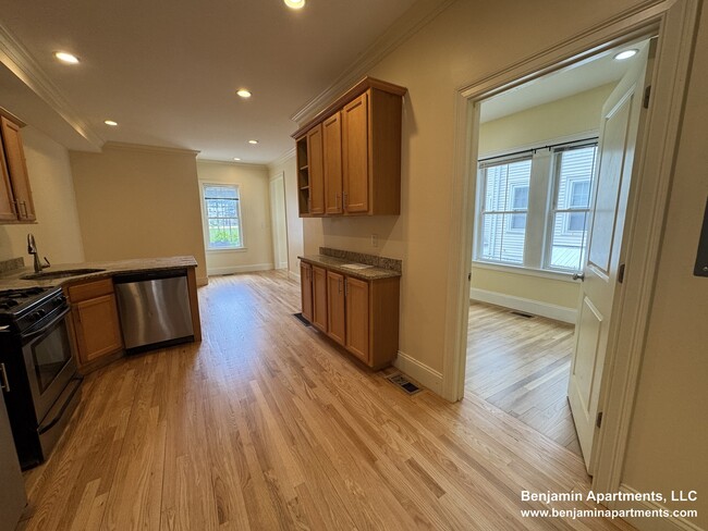 Building Photo - 25 Lothrop St Unit 1