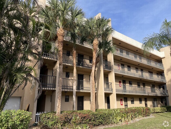 Building Photo - 4760 Lucerne Lakes Blvd Unit 305 Rental