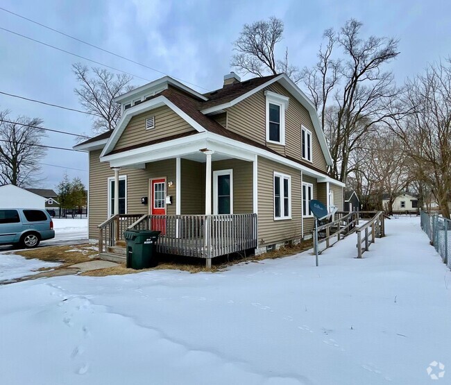 Building Photo - One Bedroom Duplex in Muskegon - All Utili... Rental