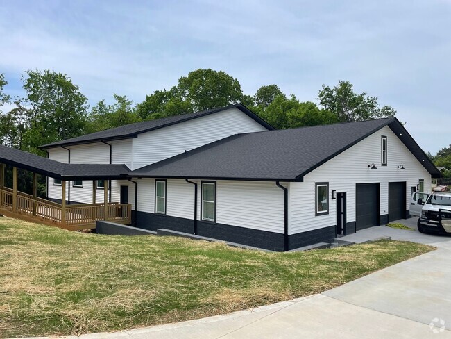 Building Photo - One-Level Barn Studio Apt with Garage