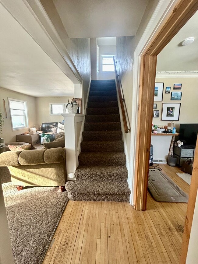 Photo - Available June 2025 - 5 Bed, 1 Bath home near campus!