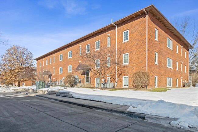 Front Entrance w/ Parking Lot (no fee) - 212 Grandview Ct Unit 212