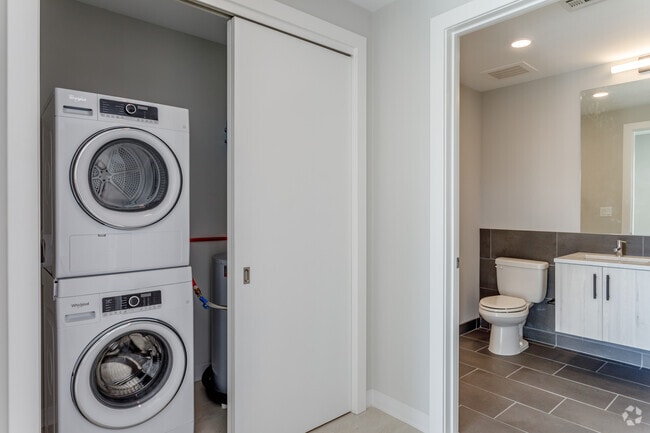 1BR, 1BA - 739 SF