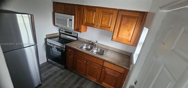 Building Photo - 4017 SW 24th St Unit 2