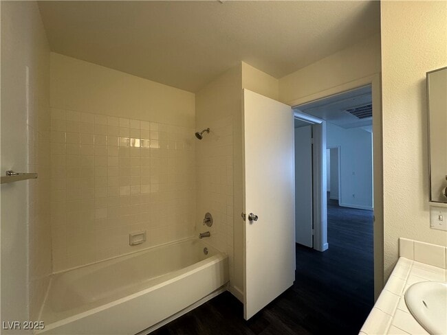 Photo - 7100 W Pirates Cove Rd Unidad 2046