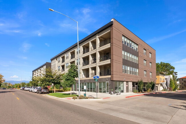 Building Photo - Top-Floor Denver Condo Offering Privacy, Views & Upgraded Appliances Unit 404