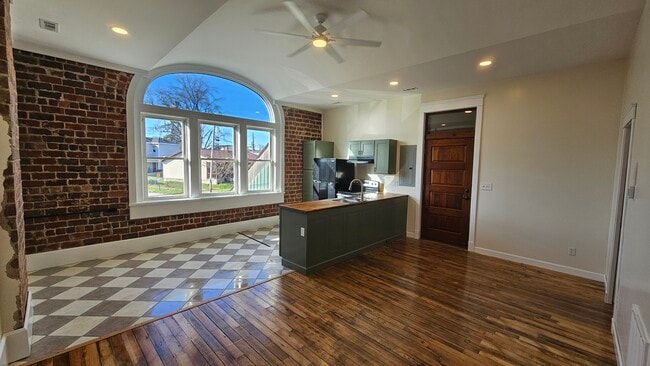 Photo - 33 N Main St Unidad D