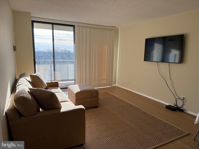 Building Photo - 5225 Pooks Hill Rd Unit 1607N