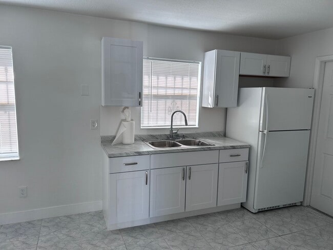 Photo - 662 Marot St