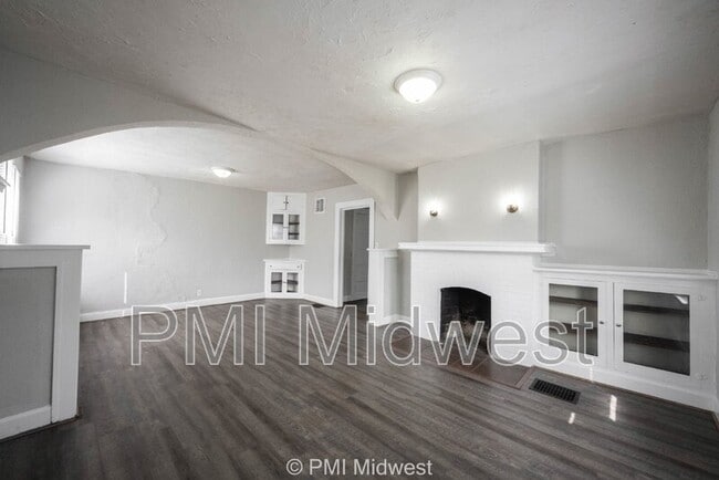 Photo - 824 E 44th St