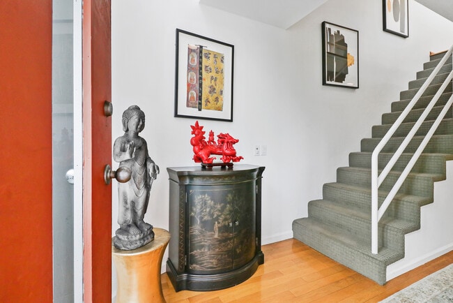 Photo - 821 Bay St