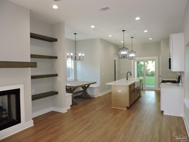 Photo - 705 N F St