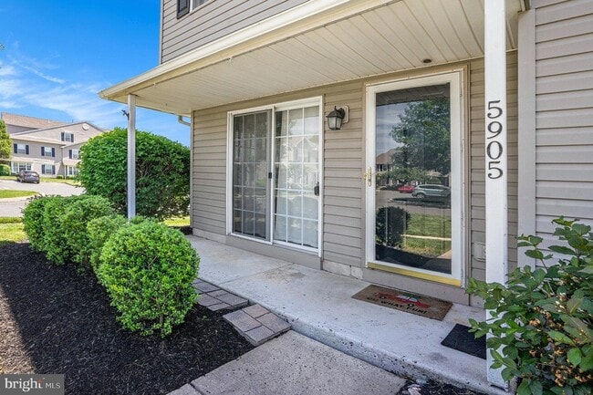 Photo - 5905 Drawbridge Ct