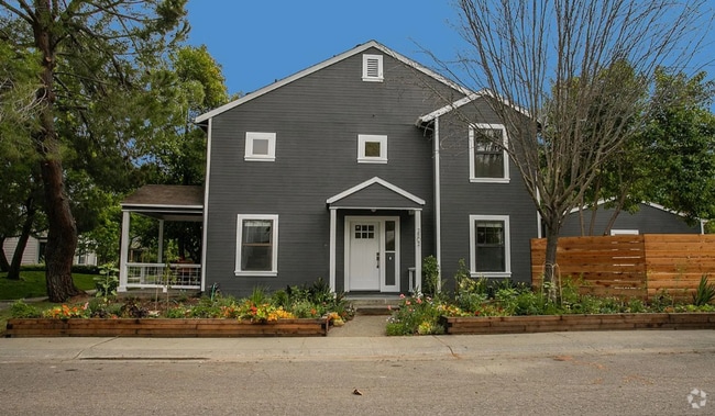 Building Photo - Adorable 4 bed/3 bath home in north Davis.