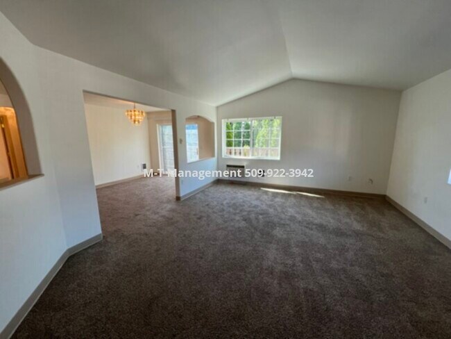 Photo - 2 br/1 bath Spokane Valley apt - upstairs,...