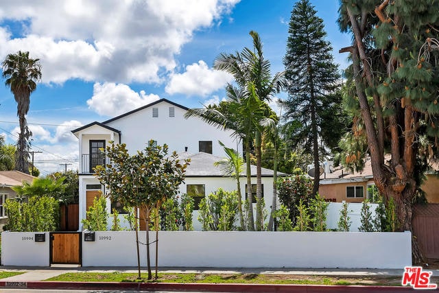 Entrada principal con portón - 10992 Exposition Blvd