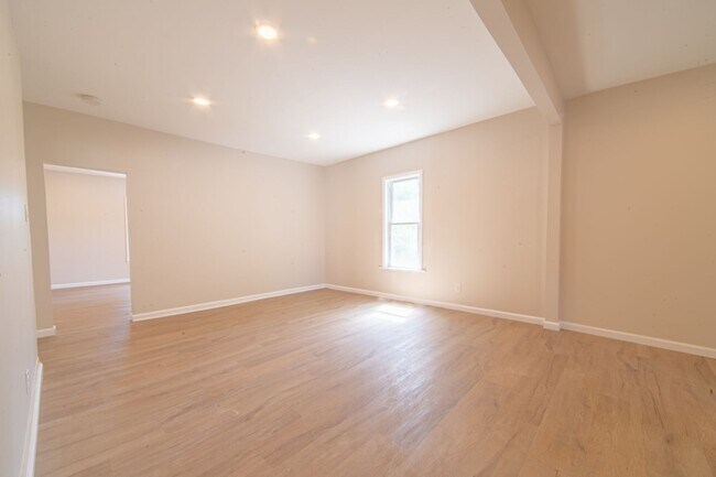 Photo - 730 E Montrose St Unit Apt 2