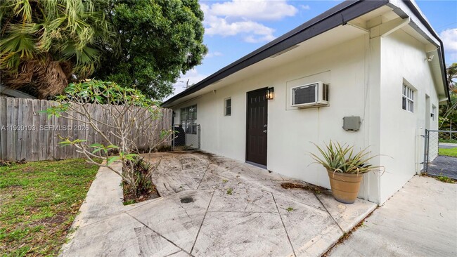 Building Photo - 1501 SW 21st St Unit 1-2