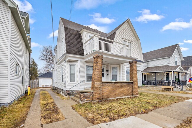 Building Photo - 1033 Helen St NE Unit 2