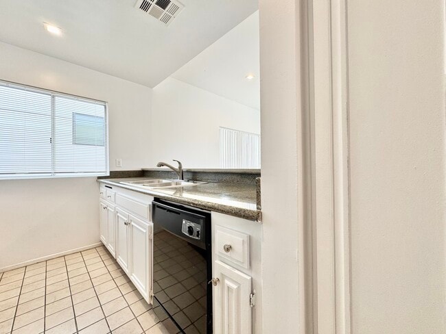Photo - 5139 W Maplewood Ave Unit 203