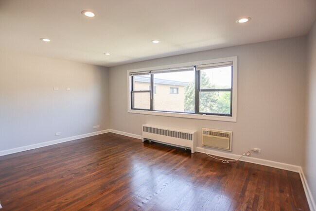 Photo - 6803 N Ridge Blvd Unit 2