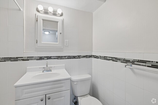 1BR, 1BA - 530SF - Bathroom