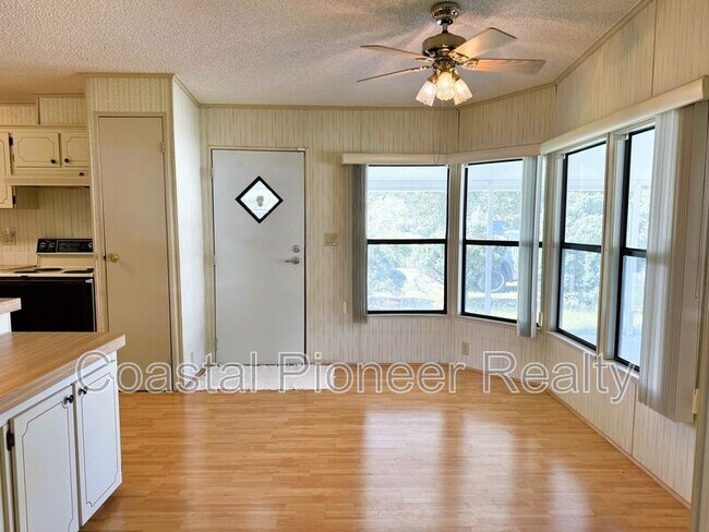 Photo - 4550 Charter St
