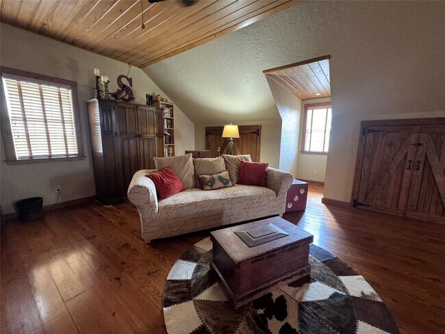 Photo - 6055 Trackside Rd