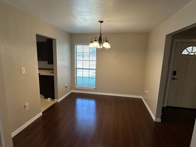 Photo - 1592 College Pkwy