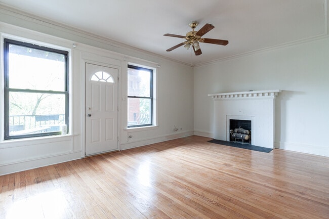 Photo - 910 W Belle Plaine Ave