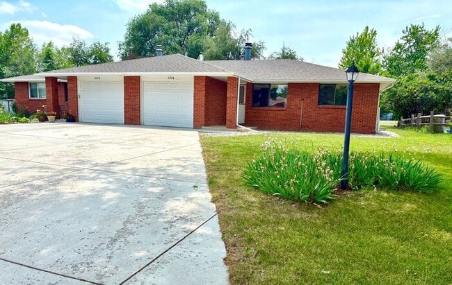 Building Photo - Lovely 2 Bedroom/1 Bath Duplex with Attached 1 Car Garage on Cul-de-sac in Loveland, CO