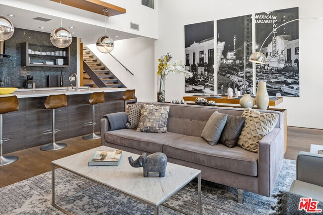 Photo - 1250 N Harper Ave Unidad 423