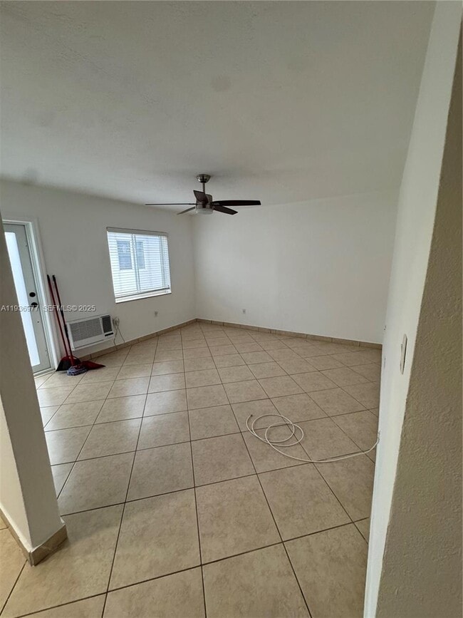 Photo - 1625 Dewey St Unit 2