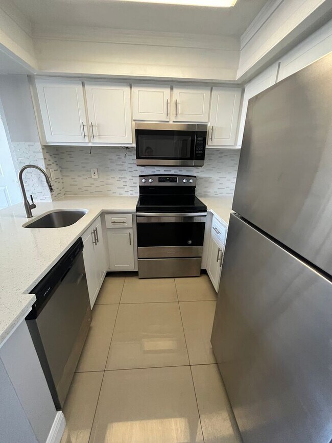 ONE BEDROOM ONE BATHROOM! WATERFRONT COMMU... Condo Unit 35 Condo for