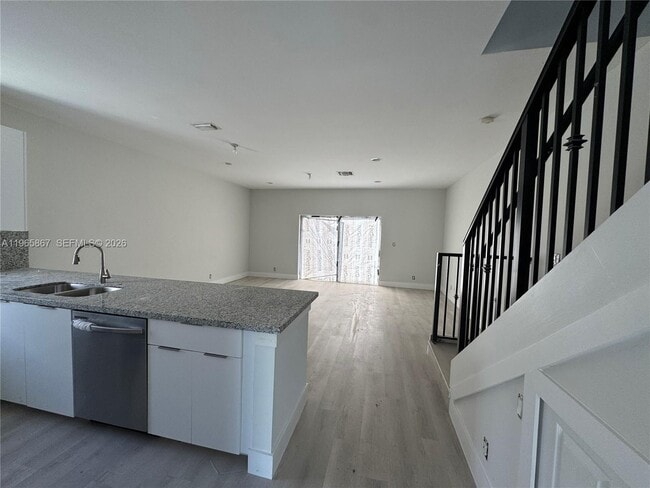 Photo - 5736 Tyler St