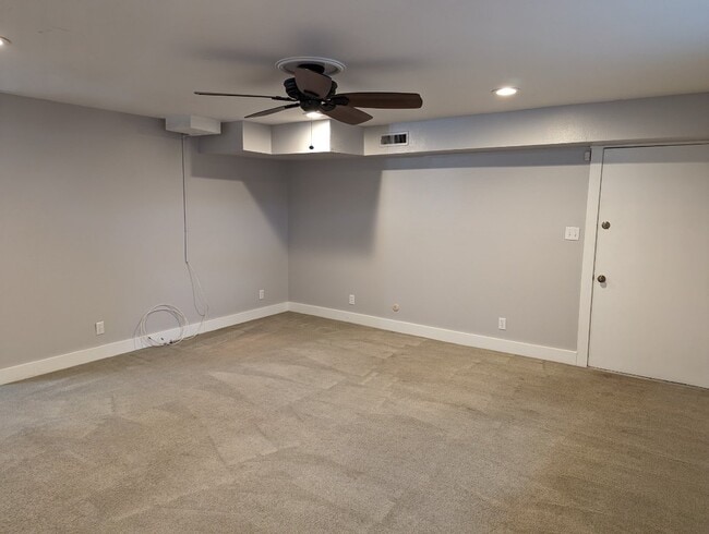 Sala de estar - 11338 S 2700 W Unidad basement apartment