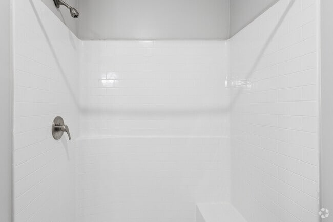 2BR, 2BA - 1,084SF - Primary Bathroom