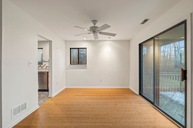 Photo - 431 Lynetree Dr