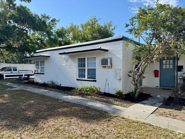 Building Photo - 2 BED 1 BATH READY TO RENT IN PLANT CITY! Unit D Rental