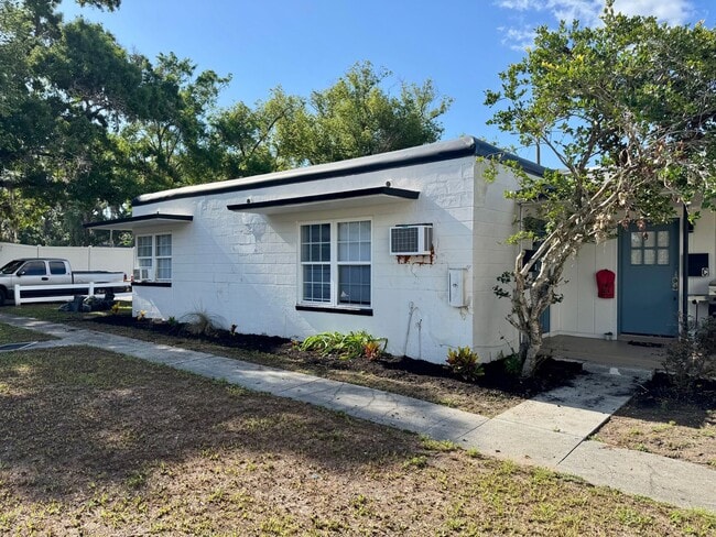 2 BED 1 BATH READY TO RENT IN PLANT CITY! - 2 BED 1 BATH READY TO RENT IN PLANT CITY! Apartment Unit D