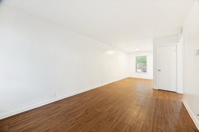 "Charming 1-Bedroom Retreat in Sherman - Your Perfect Urban Escape!"