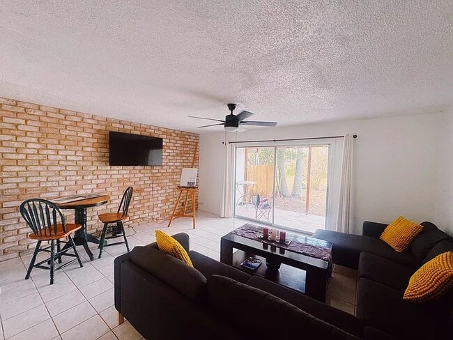 Living Room Area resaca Lake view